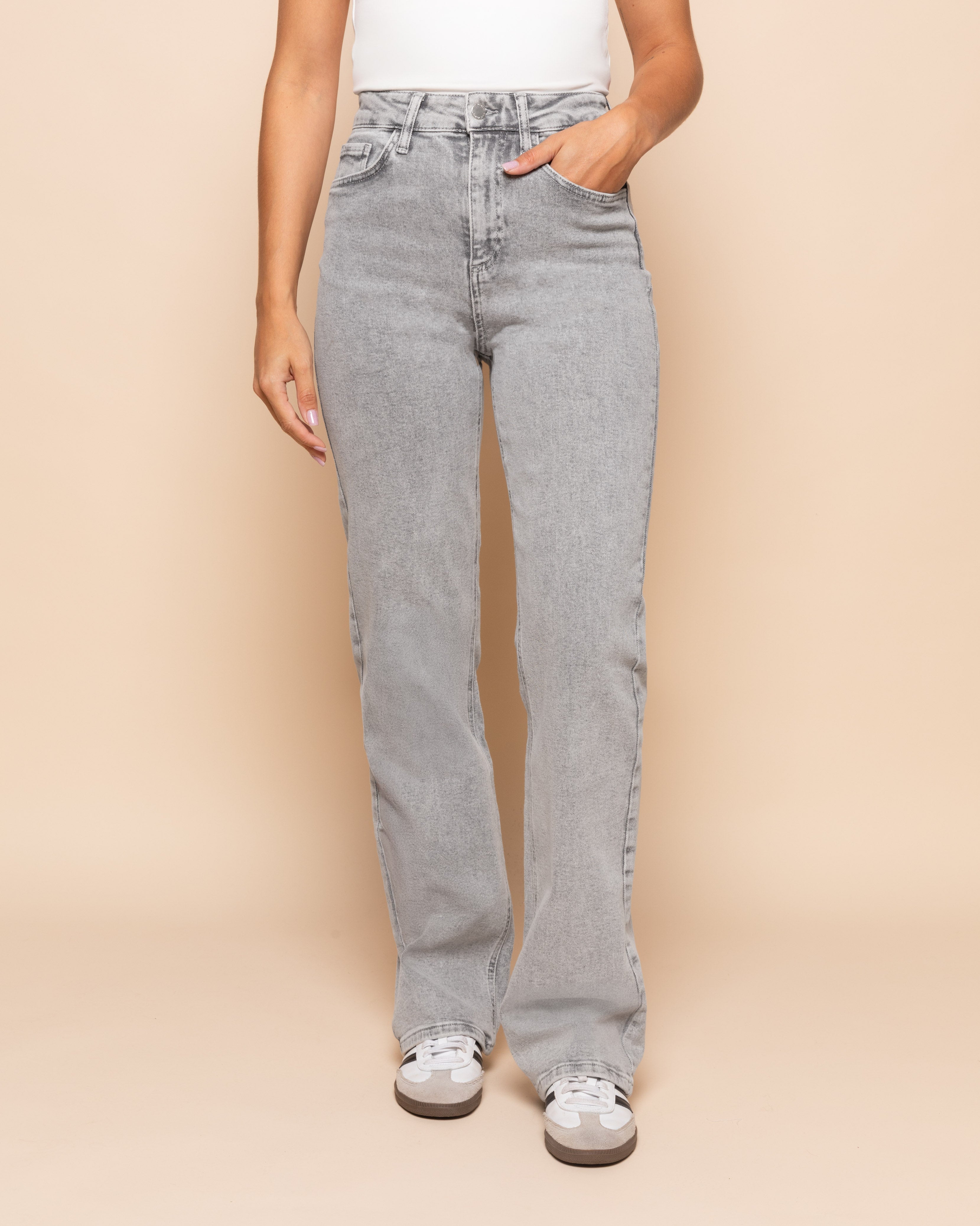 Aitana™ | VAQUEROS GRISES CON CORTE BOOTCUT ELEGANCIA CASUAL