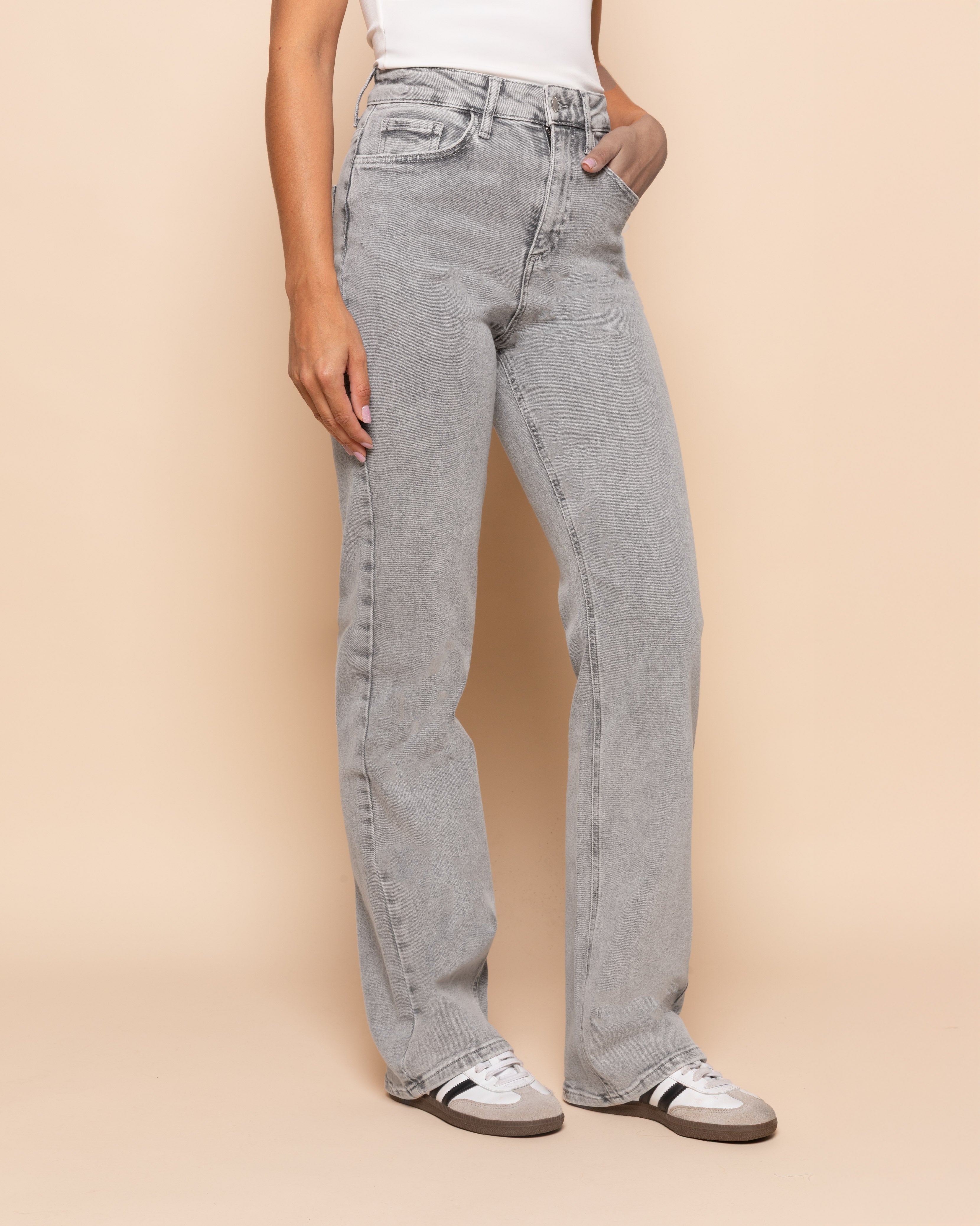 Aitana™ | VAQUEROS GRISES CON CORTE BOOTCUT ELEGANCIA CASUAL