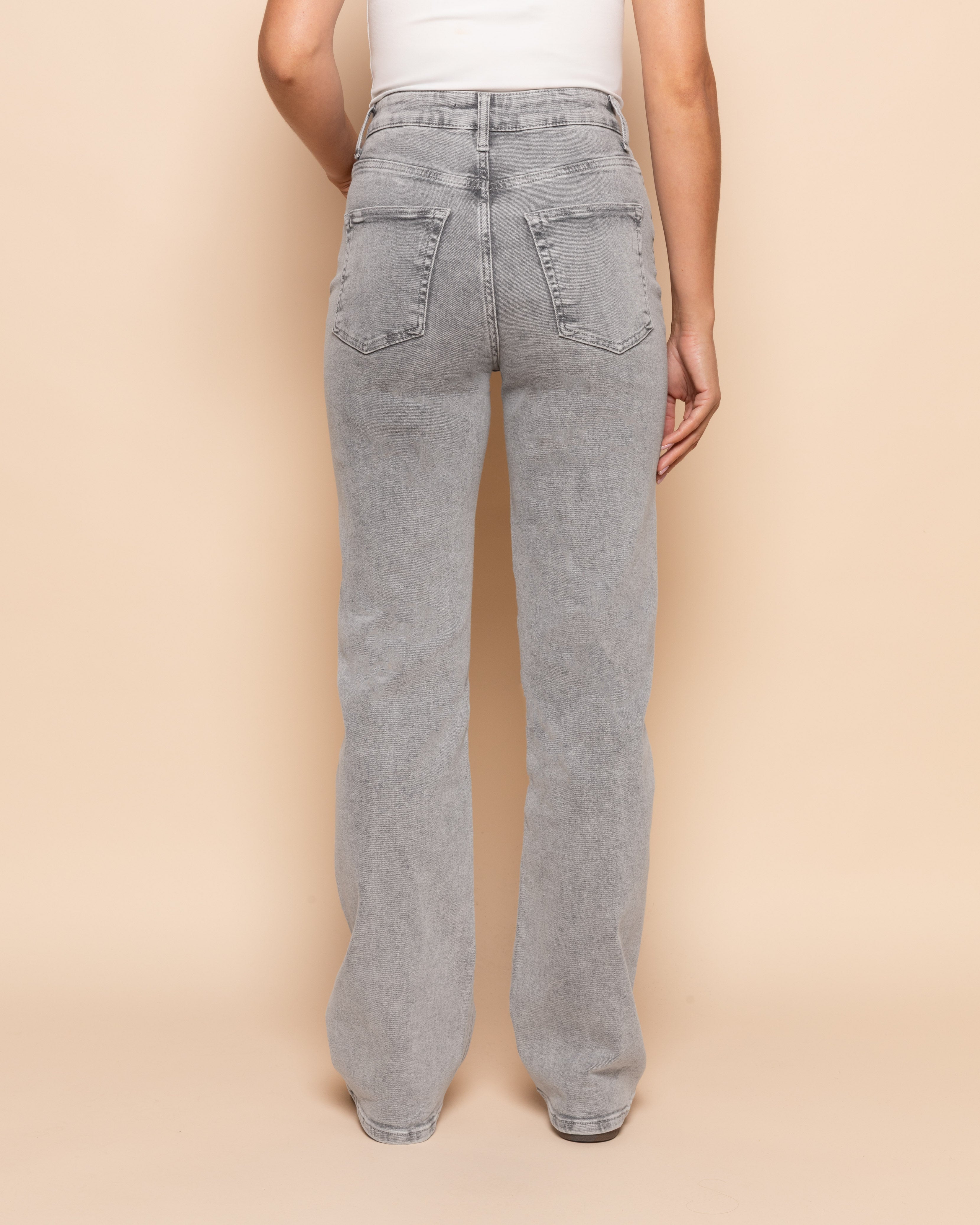 Aitana™ | VAQUEROS GRISES CON CORTE BOOTCUT ELEGANCIA CASUAL